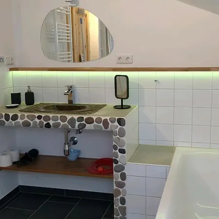 Edler Altbau, 2,80m Breites Doppelbett