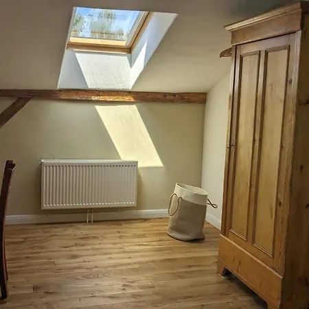 Edler Altbau, 2,80m Breites Doppelbett Grube